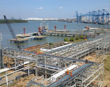 Kéo cáp trên pipe rack
