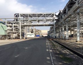 Kéo cáp trên Pipe rack