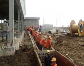 Kéo cáp dưới hào