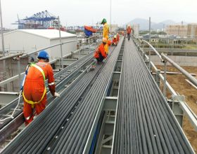 Kéo cáp trên Pipe rack